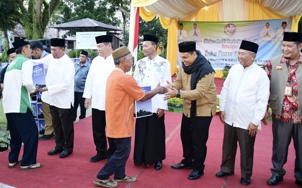 Bupati Deliserdang, H. Ashari Tambunan didampingi Wabup Deliserdang, HM Ali Yusuf Siregar, memberikan tali asih secara simbolis. (Waspada/Edward Limbong).
