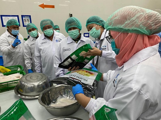 Pangdam I/Bukit Barisan Mayor Jenderal TNI Ahmad Daniel Chardin meninjau proses pengolahan ikan Tilapia. Waspada/Darmawan