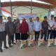 Pj. Bupati Simeulue Ahmadliyah didampingi Kepala Perum Bulog Simeulue, Mustafa dan Anggota DPRK Simeulue, Amsaruddin menyerahkan secara simbolis bantuan CPP kepada warga, Rabu (5/4). Waspada/Ist