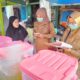 Petugas Loka POM di Kota Tanjungbalai, Sri Rizki Fitri, S.T.P bersama rekan Widora, AMK melakukan uji sampel minuman berbuka puasa di Jln Jenderal Sudirman Kota Pinang Labuhanbatu Selatan. Waspada/Ist