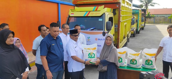 Pj Wali Kota Langsa, Ir Said Mahdum Majid didampingi Kepala Cabang Bulog Kota Langsa, Komerza saat menyalurkan beras bantuan kepada 12.173 Keluarga Penerima Manfaat (KPM) se-kota Langsa, di Gudang Bulog Langsa, Gampong Seuriget, Kecamatan Langsa Barat, Rabu (5/4). Waspada/Rapian.