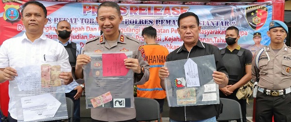 Kapolres AKBP Fernando (dua kiri) bersama Kasat Reskrim AKP Banuara Manurung (paling kiri) dan Kasi Humas AKP Rusdi Ahya (tiga kanan), saat temu pers di Mapolres, Jl. Jend. Sudirman, Rabu (5/4), menunjukkan barang bukti hasil pengungkapan 196 kasus ketika Polres Kota Pematangsiantar melaksanakan Operasi Pekat Toba 2023.(Waspada-ist).