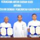 Bupati Labura Hendriyanto Sitorus, MM dan Bupati Asahan, Surya B.Sc menandatangi nota kesepahaman KAD pada acara High Level Meting TPID di Medan, (5/4). (Waspada/ist)