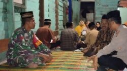 BOCAH SD MENINGGAL: Aparat TNI/Polri, ikut melayat dan melihat jenazah almarhum Putri Riska, di SP-I Bunin, Serbajadi, Aceh Timur, Rabu (5/4). Waspada/Muhammad Ishak