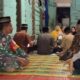 BOCAH SD MENINGGAL: Aparat TNI/Polri, ikut melayat dan melihat jenazah almarhum Putri Riska, di SP-I Bunin, Serbajadi, Aceh Timur, Rabu (5/4). Waspada/Muhammad Ishak