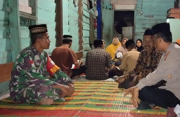 BOCAH SD MENINGGAL: Aparat TNI/Polri, ikut melayat dan melihat jenazah almarhum Putri Riska, di SP-I Bunin, Serbajadi, Aceh Timur, Rabu (5/4). Waspada/Muhammad Ishak