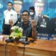 Kepala BNNK Gunungsitoli, Kompol Arifeli Zega saat menunjukkan barang bukti sabu yang disita dari tersangka kurir sala Deli Serdang, Senin (3/4). Waspada/ Bothaniman Jaya Telaumbanua