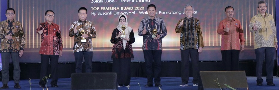 Wali Kota Pematangsiantar Susanti Dewayani (empat kiri) mendapat BUMD Awards kedua kalinya sebagai kepala daerah membina Perumda Tirtauli menjadi BUMD terbaik di Indonesia di Hotel Raffles, Jakarta, Rabu (5/4).(Waspada-ist).