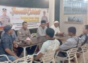Kapolsek Ipda Kafrawi SH, melakukan kegiatan “Jumat Taraweh” Curhat Bersama Kapolsek Grong-grong, di SPBU Simpang Ginthong, Rabu (5/4) malam.Waspada/Muhammad Riza