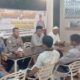 Kapolsek Ipda Kafrawi SH, melakukan kegiatan “Jumat Taraweh” Curhat Bersama Kapolsek Grong-grong, di SPBU Simpang Ginthong, Rabu (5/4) malam.Waspada/Muhammad Riza