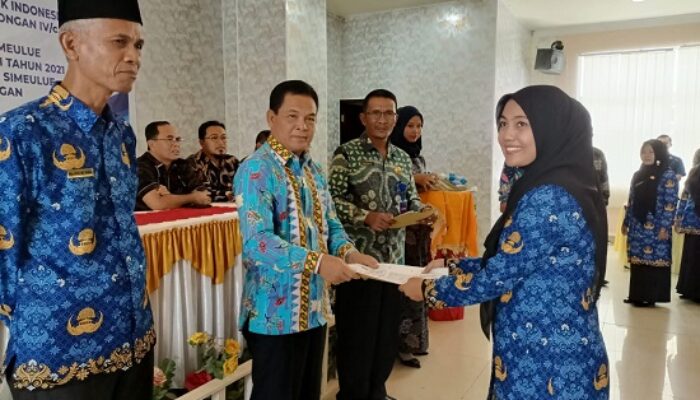 Pj Bupati Simeulue Serahkan SK 126 Orang ASN Baru