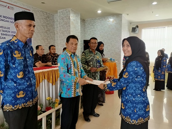 Pejabat Bupati Simeulue Ahmadliyah menyerahkan SK pengukuhan pada satu dari 126 ASN baru (SK 100 persen) Kamis (6/4). Waspada/Ist