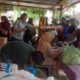 Warga Kecamatan Kuala Baru terlihat antusias memadati lokasi Pasar Murah Ramadhan di Desa Suka Jaya, Minggu (9/4). WASPADA/Ariefh