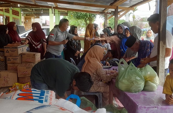 Warga Kecamatan Kuala Baru terlihat antusias memadati lokasi Pasar Murah Ramadhan di Desa Suka Jaya, Minggu (9/4). WASPADA/Ariefh