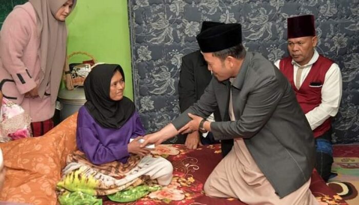 Pj Bupati Bener Meriah Santuni Penderita Jantung Bocor