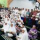 Syahrul Pasaribu silaturahmi Ramadhan di Panyanggar. Salurkan zakat mal dan serahkan kain shalat ke jamaah. (Waspada/Ist)