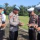 Kasi Propam Polres Palas Iptu G Harahap, periksa kelengkapan dan ketertiban personel di halaman apel Mako Polres Palas, Senin (10/4) (Waspada/Ist)
