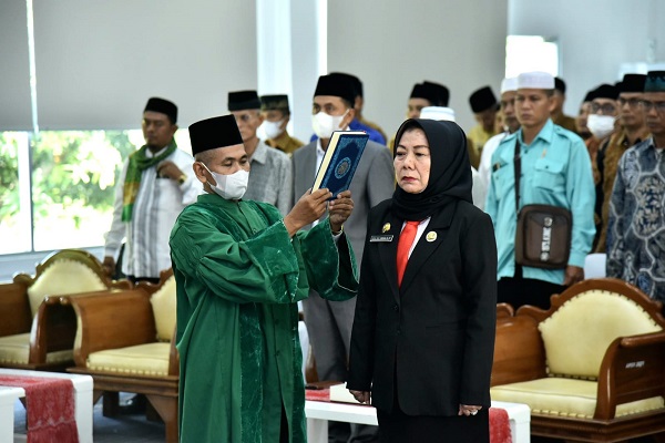 BUPATI Batubara Ir H Zahir, MAP pada pelantikan dan pengambilan sumpah Norma Deli Siregar, SE., MM, sebagai Sekretaris Daerah (Sekda).Waspada/Iwan Has