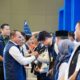 GUBSU Edy Rahmayadi menyerahkan penghargaan Penghargaan Pembangunan Daerah (PPD) Tahun 2023 Terbaik kepada Wali Kota Medan Bobby Nasution pada acara TOP Musyawarah Perencanaan Pembangunan (Musrenbang) Rencana Kerja Pembangunan Daerah (RKPD) Sumut Tahun 2024 di Santika Premiere Dyandra Hotel, Medan, Rabu (12/4). Waspada/Ist
