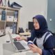RITA Astuti sungguh merasa nyaman bekerja di lingkungan yang kondusif di Pabrik AQUA Langkat. Waspada/Ist