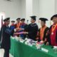 Dr Layari Sinukaban MTh saat menerima hasil disertasinya yang diserahkan Ketua Sidang Dr Endro Tobing MHum disaksikan Sekretaris Dr Suardin Gaurifa MTh, Promotor Dr Ir Ferlin Zebua MM, Dr Robert Benediktus MA MTh, Prof Dr Benyamin Situmorang, Penguji Dr Stevanus Liong MTh dan Dr Saur Hasugian MTh, dalam sidang terbuka promosi doktoral yang dilaksanakan di STTPK GBI Rumah Persembahan Sumatera Resort Jalan Jamin Ginting Simpang Selayang Medan, Rabu (5/4/2023). Waspada/Ist
