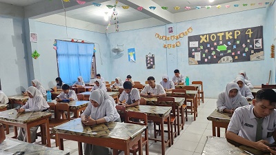 Suasana Ujian Sekolah di SMKN 1 Medan pada sesi pertama digelar Senin(3/4). Waspada/ist