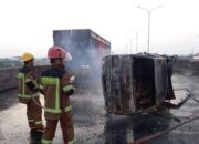 Mobil Pick Up Bawa BBM Terbakar Di Jalan Tol, Supir Tewas, Kernet Luka Bakar