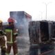 DUA personel Dinas Pencegah dan Pemadam Kebakaran Pemko Medan memperhatikan mobil Pick Up L300 yang tinggal rangka setelah ludes terbakar di jalan tol Tanjungmulia Km 3 jalur 3B Kelurahan Tanjungmulia Hilir Kecamatan Medan Deli, Rabu (12/4) sekira pukul 05:54. Waspada/Ist