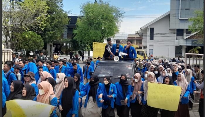 Ratusan Polisi Kawal Demo Ratusan Mahasiswa Tolak Revisi Qanun LKS