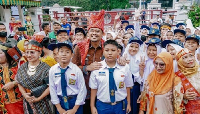 Kenakan Pakaian Adat Karo, Bobby Nasution Inspektur Upacara Hari Pendidikan Nasional