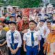 WALI Kota Medan Bobby Nasution berfoto bersama siswa SMP pada upacara Peringatan Hari Pendidikan Nasional 2023 yang digelar di halaman depan Balai Kota Medan, Senin (1/5). Waspada/Ist