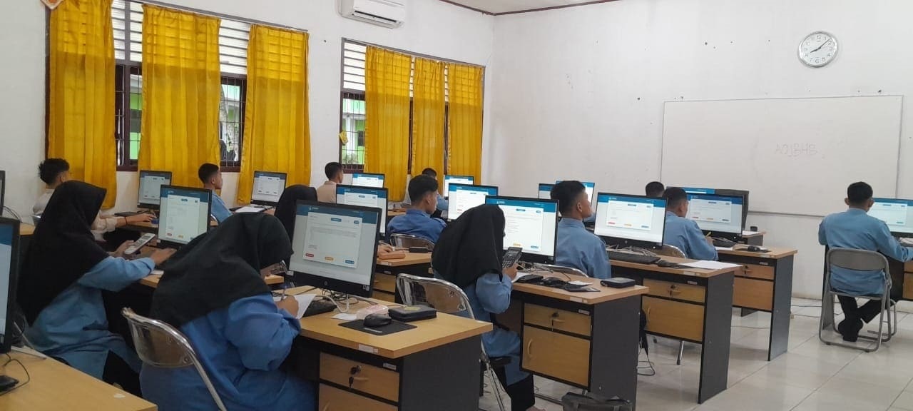 Para santri Darul Mursyid saat mengikuti olimpiade HKIMO secara online. Waspada/ist