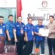 Teks Ketua DPC Demokrat Medan, Iswada Ramli beserta pengurus saat menyerahkan berkas pendaftaran Bacaleg ke KPU Kota Medan, Sabtu (13/5). Waspada/Yuni Naibaho