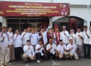 KETUA DPD Gerindra Sumut, Gus Irawan Pasaribu dan para pengurus berfoto bersama usai menyerahkan daftar nama bakal calon legislatif (Bacaleg) ke Komisi Pemilihan Umum (KPU) Sumut, di Medan, Sabtu (13/5). Waspada/Partono Budy