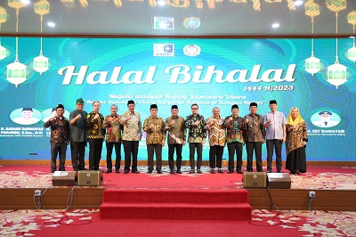 GUBSU H Edy Rahmayadi, Presidium Majelis Nasional KAHMI H Doli Kurnia Tandjung dan Raden Romo Syafii, H Syamsul Arifin, T Erry Nuradi, Afif Abdillah Lubis, Anggota DPD RI Faisal Amri dan pengurus KAHMI dari 24 kabupaten/kota se-Sumut, berfoto usai Halalbihalal Korps Alumni Himpunan Mahasiswa Islam (KAHMI) Sumatera Utara tahun 2023/1444 H di Aula Tengku Rizal Nurdin, Rumah Dinas Gubsu, Kamis (18/5) malam. Waspada/Ist
