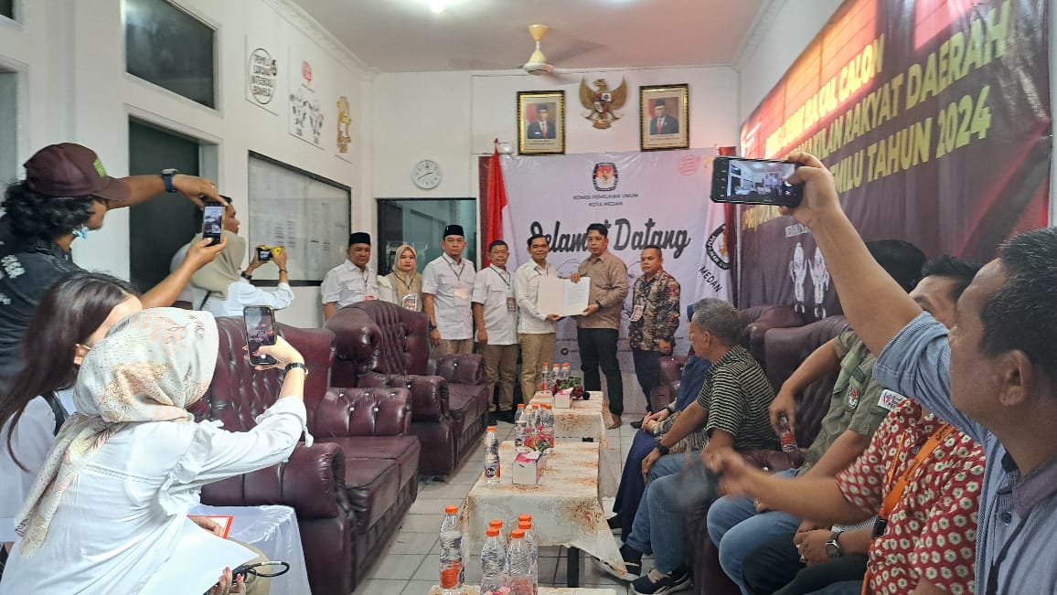 KETUA DPC Partai Gerindra Kota Medan, Ihwan Ritonga beserta pengurus menyerahkan berkas pendaftaran Bacaleg diterima Ketua KPU Kota Medan, Sabtu (14/5). Waspada/Yuni Naibaho