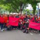Seratusan massa memperingati Hari Buruh atau May Day yang jatuh pada 1 Mei 2023, dengan menggelar aksi damai di depan Gedung DPRD Sumut,  Senin (1/5). Waspada/Partono Budy