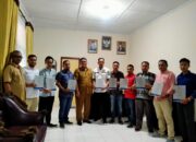 Badan Kesbangsapol Serahkan LHP BPK Kepada 9 Parpol Di Agara