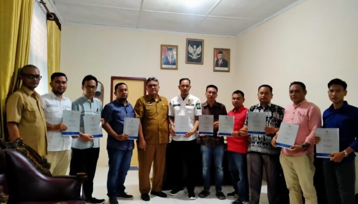 Badan Kesbangsapol Serahkan LHP BPK Kepada 9 Parpol Di Agara