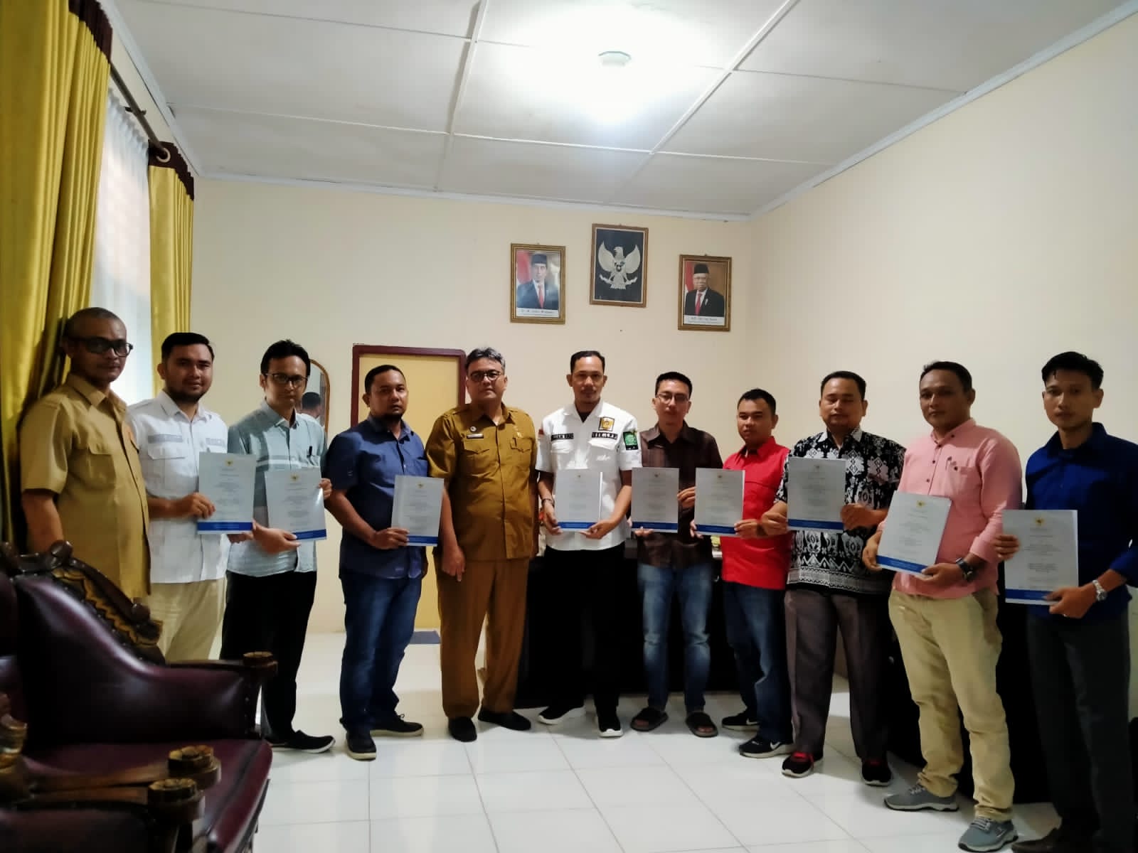 Badan Kesbangsapol Serahkan LHP BPK Kepada 9 Parpol Di Agara