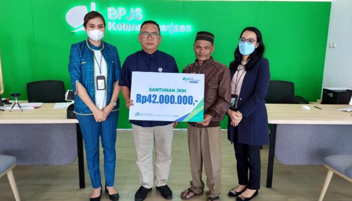 Ahli Waris Aparat Desa Di Tapsel Terima Santunan Jamsostek Di Hari Buruh