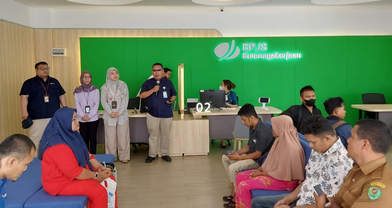 Ahli Waris Aparat Desa Di Tapsel Terima Santunan Jamsostek Di Hari Buruh