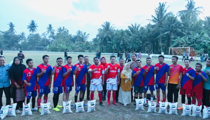 Darma Wijaya-Adlin Tambunan Olahraga Bersama Guru Dan Kades