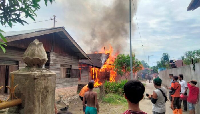 Rumah Semi Permanen Ludes Terbakar Di Medan Labuhan