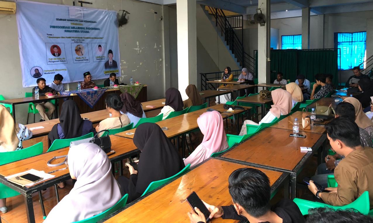 PARA pemateri menyampaikan pendapat dan pandangannya dalam Seminar Wawasan dan Kebangsaan bertemakan "Membangun Citra Positif POLRI Menuju Kesejahteraan Masyarakat", di Kafe Doktor Kopi, Komplek MMTC Medan, Sabtu (6/5). Waspada/ist