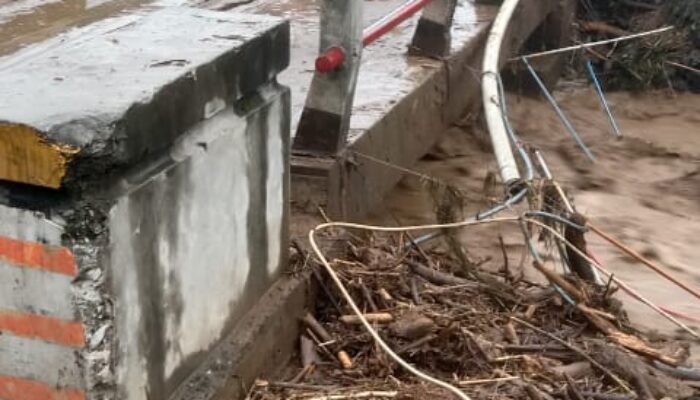 Banjir Kayu Mbelin Jebolkan Tanggul