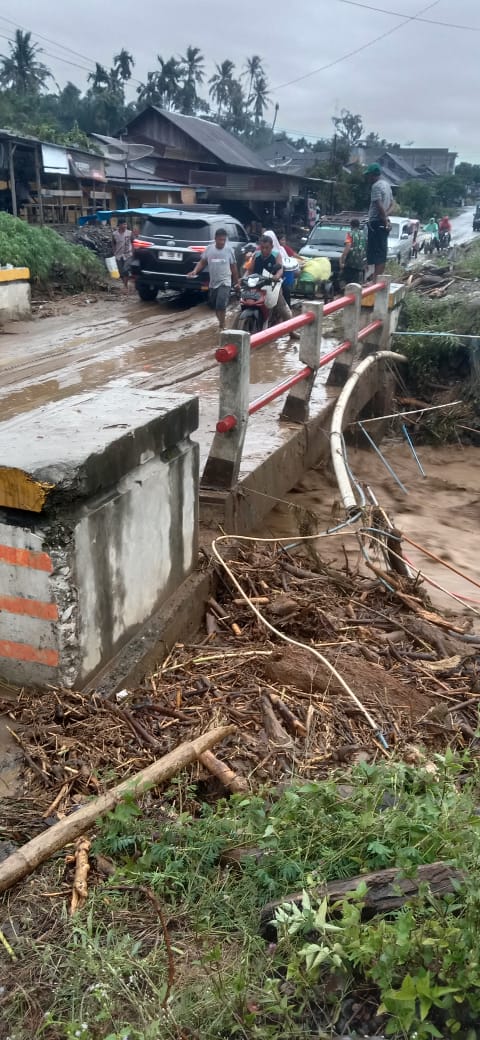 Banjir Kayu Mbelin Jebolkan Tanggul