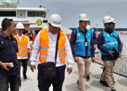 ROMBONGAN dari PLN UID Sumatera Utara saat meninjau penggunaan Anjungan Listrik Mandiri (ALMA) di Dermaga Panton Bagan Asahan (5/5). Hal ini sebagai bentuk komitmen PLN dalam mendukung pengembangan sektor pariwisata dan sektor maritim.