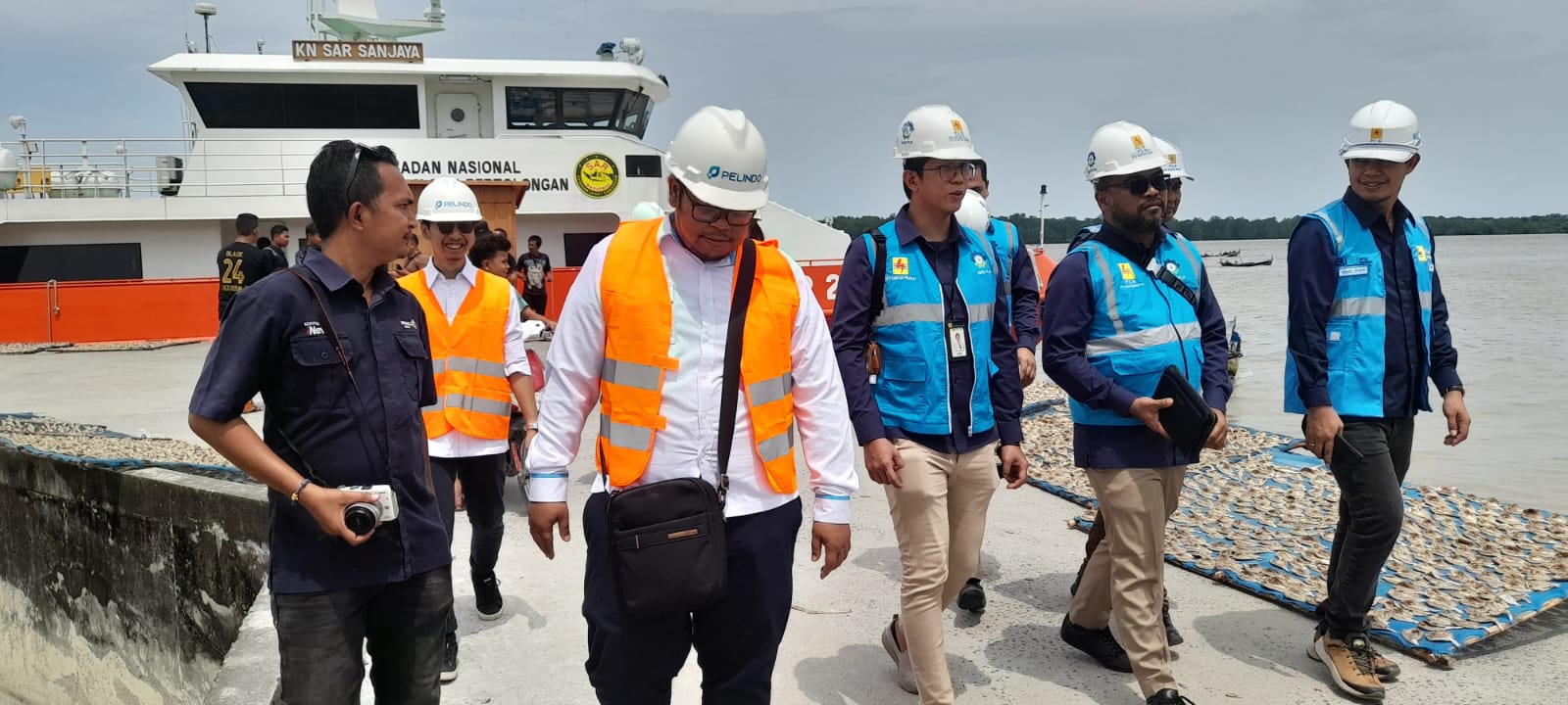 ROMBONGAN dari PLN UID Sumatera Utara saat meninjau penggunaan Anjungan Listrik Mandiri (ALMA) di Dermaga Panton Bagan Asahan (5/5). Hal ini sebagai bentuk komitmen PLN dalam mendukung pengembangan sektor pariwisata dan sektor maritim.