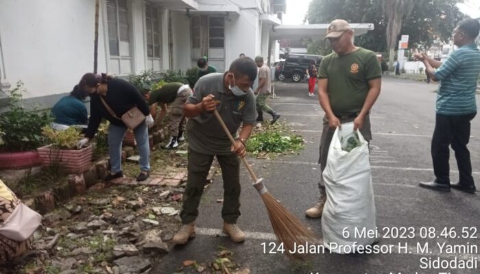 Satpol PP dan Dokter RSU Pringadi Medan Gotong Royong Bersihkan Areal Rumah Sakit